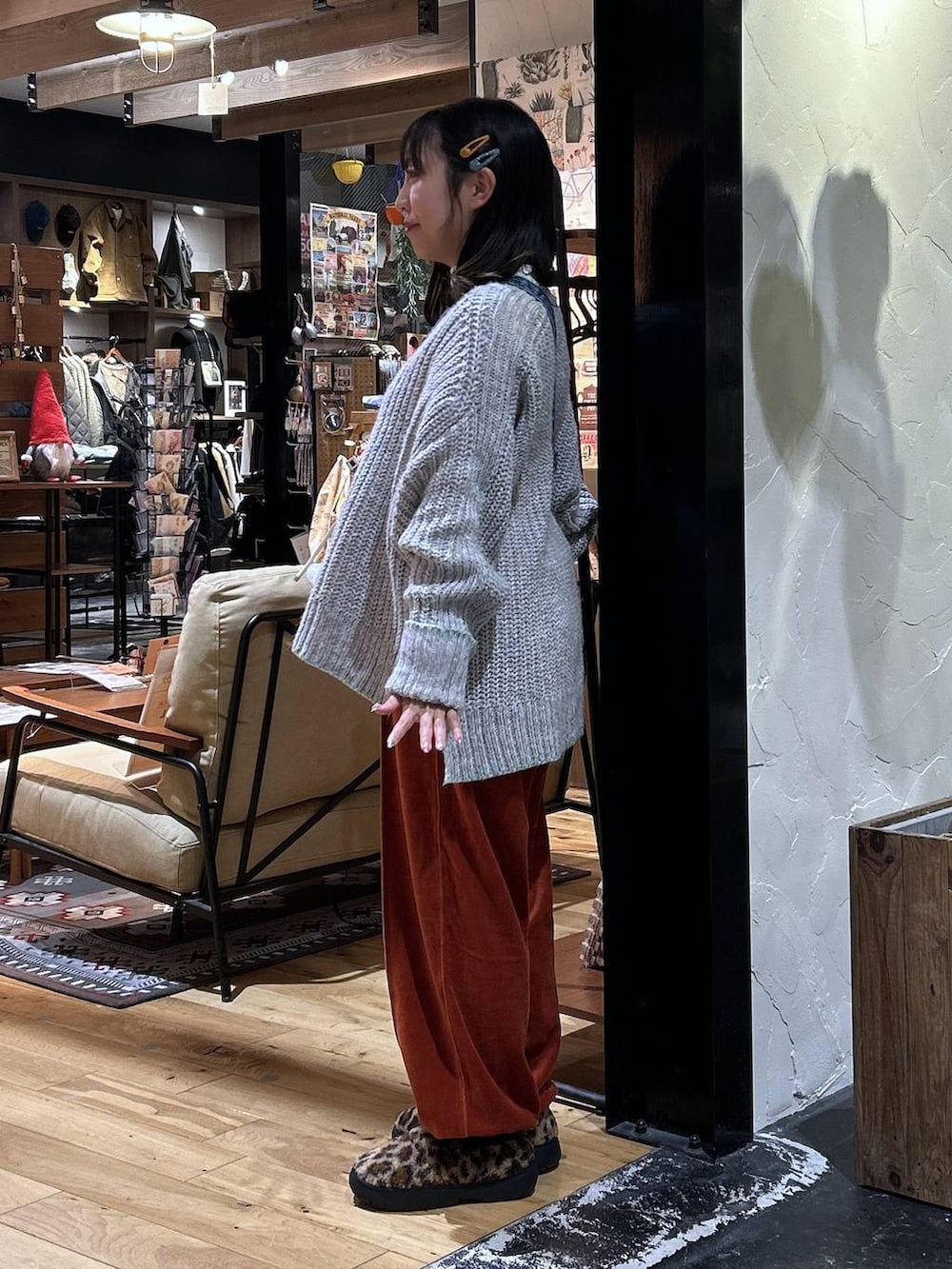 その他のスリッポン、オレンジ系のその他パンツ、ホワイト系のTシャツ/カットソーを着用したレディースの冬コーディネートの3枚目の写真