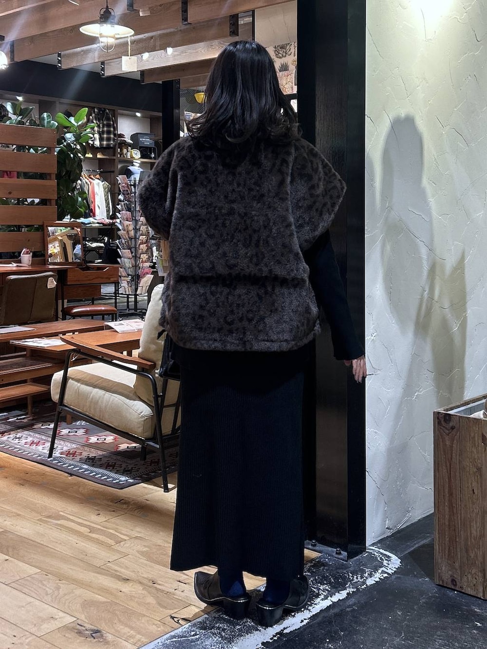 ブラウン系のベスト、ブラック系のニット/セーター、ブラック系のその他シューズを着用したレディースの秋コーディネートの3枚目の写真