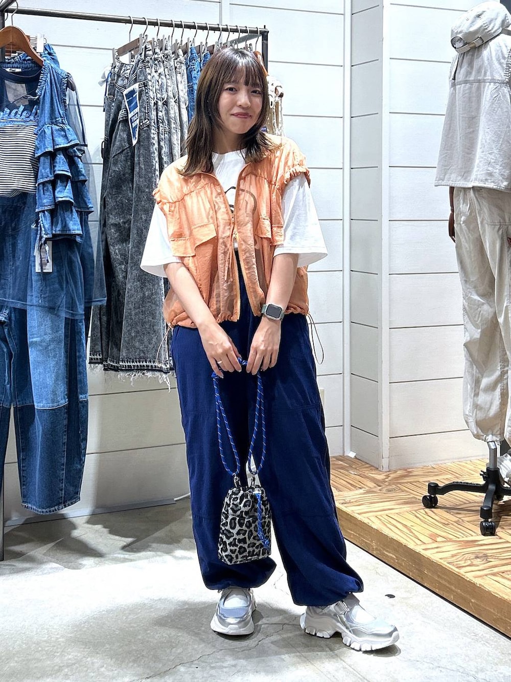 「夏コーデ、Tシャツ、ベスト、ウエストゴム、スポーティ、リラックス、ショルダーバッグ、旅行、ラフ、シンプルコーデ、テーマパーク、低身長、カジュアル、体型カバー、休日コーデ」|「niko and...のオリジナル細コードショルダー巾着バッグN(ショルダーバッグ、その他)」を使った、h0peeekoさん(レディース・152cm)の秋コーディネートの2枚目の写真