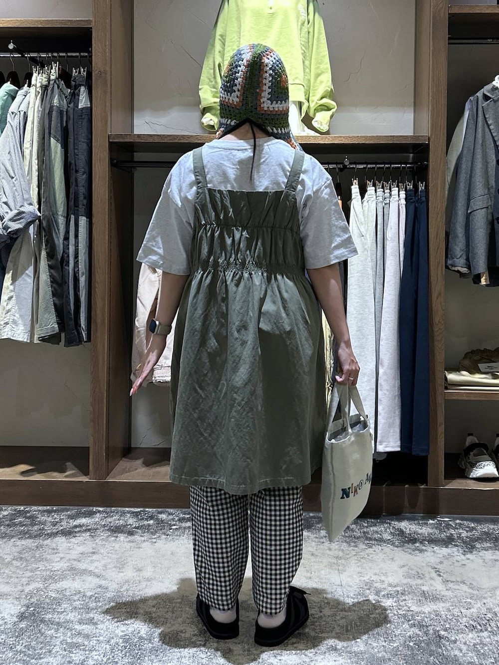 ホワイト系のその他パンツ、グリーン系のジャンパースカート、ブラック系のスニーカーを着用したレディースの春コーディネートの7枚目の写真