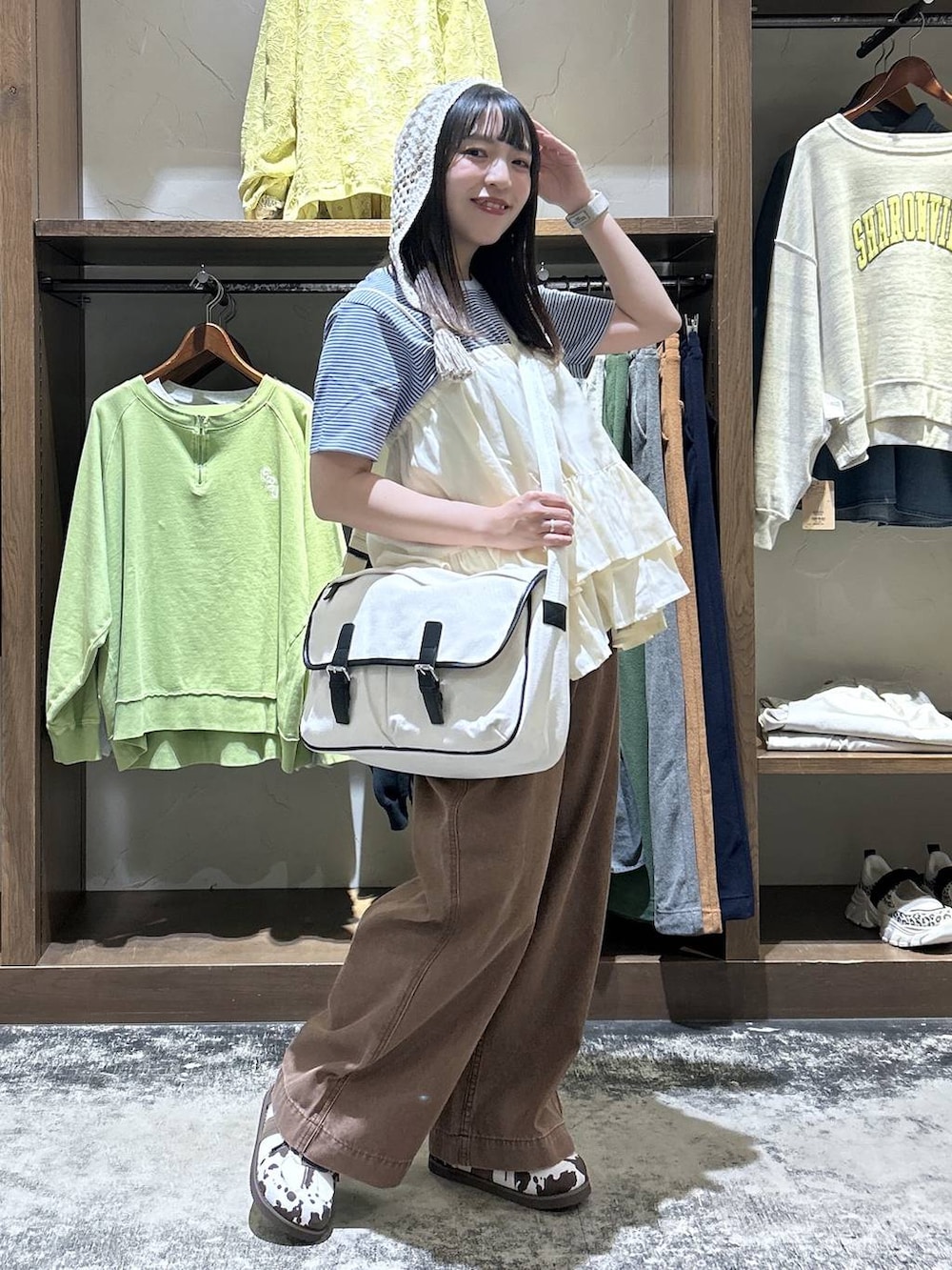 ブルー系のTシャツ/カットソー、その他のスニーカー、ベージュ系のスカートを着用したレディースの春コーディネートの4枚目の写真