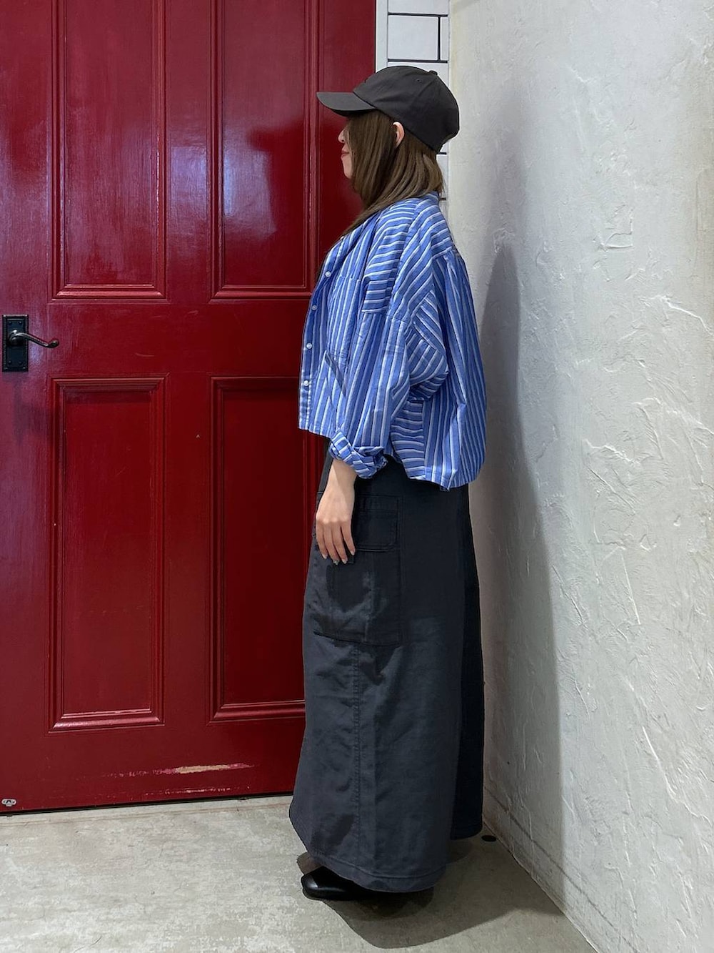 その他のパンプス、ブルー系のシャツ/ブラウス、グレー系のスカートを着用したレディースの春コーディネートの2枚目の写真