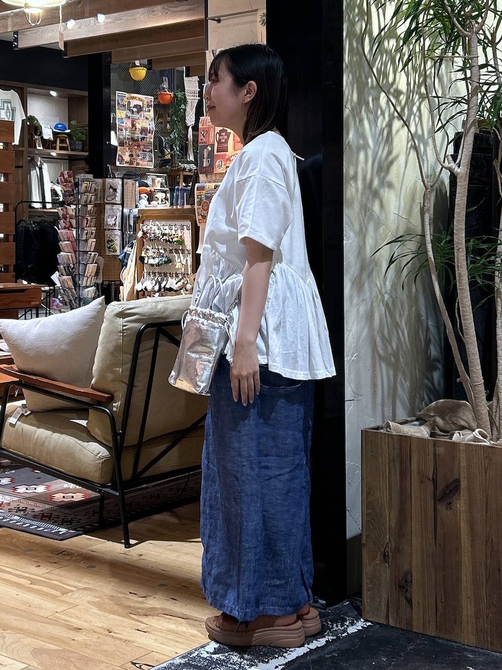 「デート/ロマンティック、楽ちんコーデ、春コーデ、女子会、ゆったり、niko and ...、夏コーデ、リラックス、骨格ウェーブ、低身長、カジュアル、体型カバー、休日コーデ、Tシャツ、スカート」｜「niko and...のFINEリネンツイルスカート（スカート、ブルー系）」を使った、h0peeekoさん（レディース・151cm）の夏コーディネートの2枚目の写真