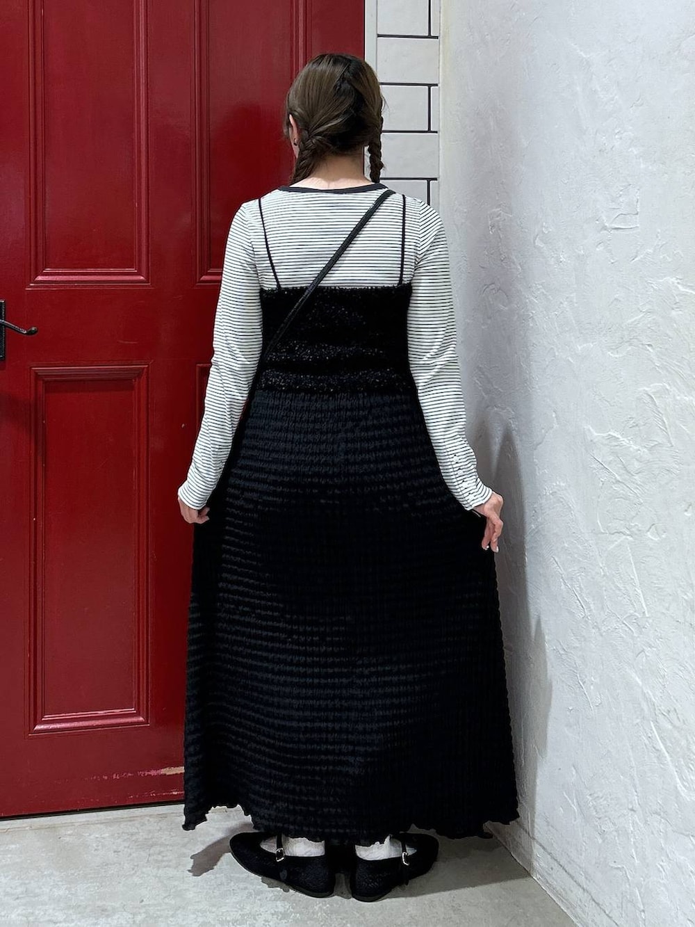 ブラック系のベスト、ベージュ系のTシャツ/カットソー、ブラック系のパンプスを着用したレディースの春コーディネートの3枚目の写真