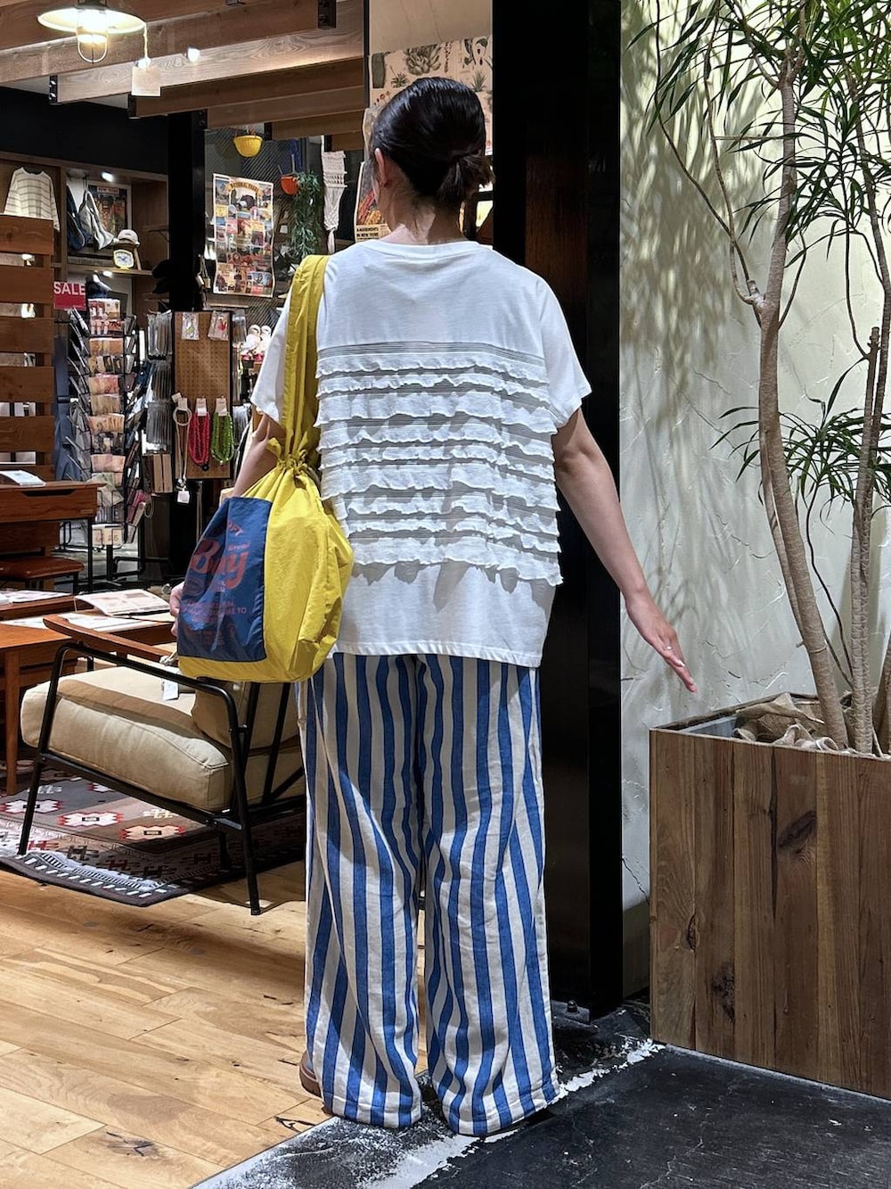 「Tシャツ、サンダル、トートバッグ、リラックス、骨格ウェーブ、カジュアルコーデ、シンプルコーデ、低身長、カジュアル、体型カバー、休日コーデ、デート/ロマンティック、楽ちんコーデ、春コーデ、女子会」|「niko and...のスーピマ2WAYタンクトップ(タンクトップ、ブルー系)」を使った、h0peeekoさん(レディース・151cm)の夏コーディネートの3枚目の写真