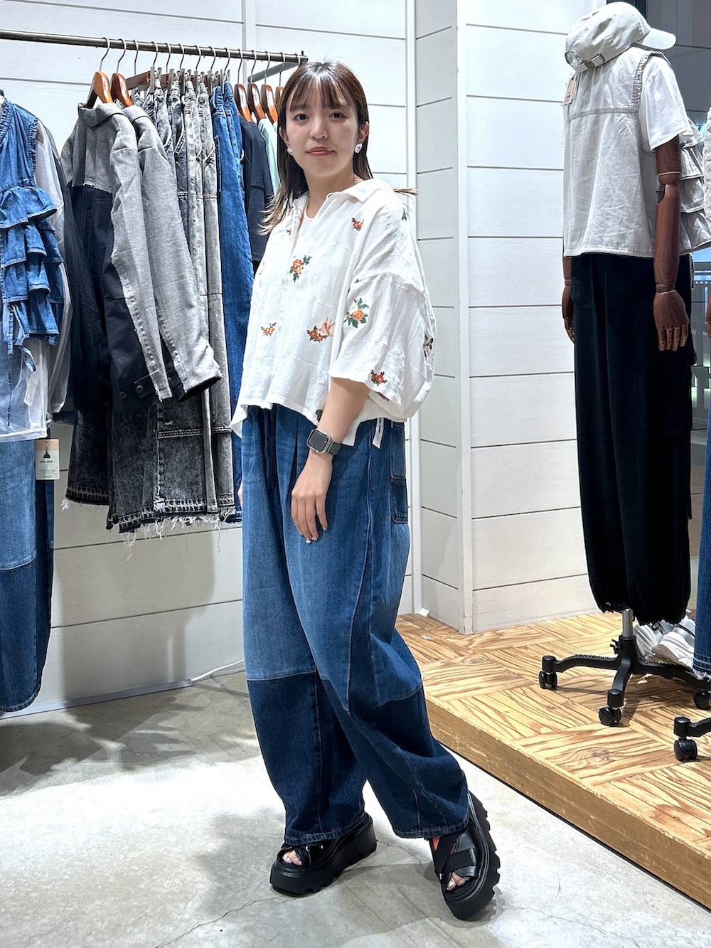 「低身長、カジュアル、体型カバー、休日コーデ、デート/ロマンティック、楽ちんコーデ、女子会、ゆったり、niko and ...、夏コーデ、シャツ、タンクトップ、サンダル、デニムパンツ、ラフ」｜「niko and...のルームドライ/カップレイヤードタンクトップ（タンクトップ、ベージュ系）」を使った、h0peeekoさん（レディース・152cm）の夏コーディネートの2枚目の写真