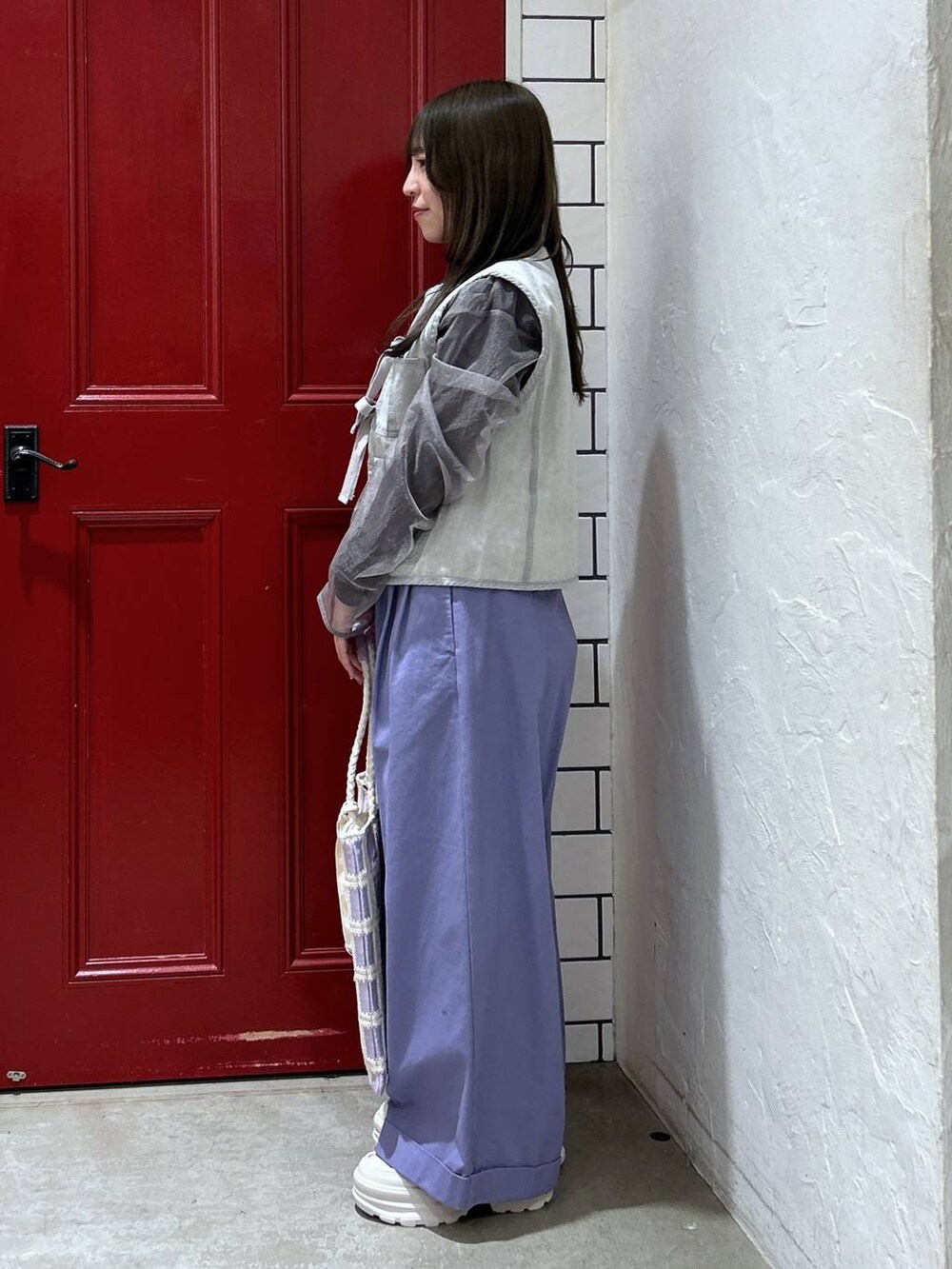ベージュ系のローファー、パープル系のその他パンツ、グレー系のTシャツ/カットソーを着用したレディースの春コーディネートの2枚目の写真