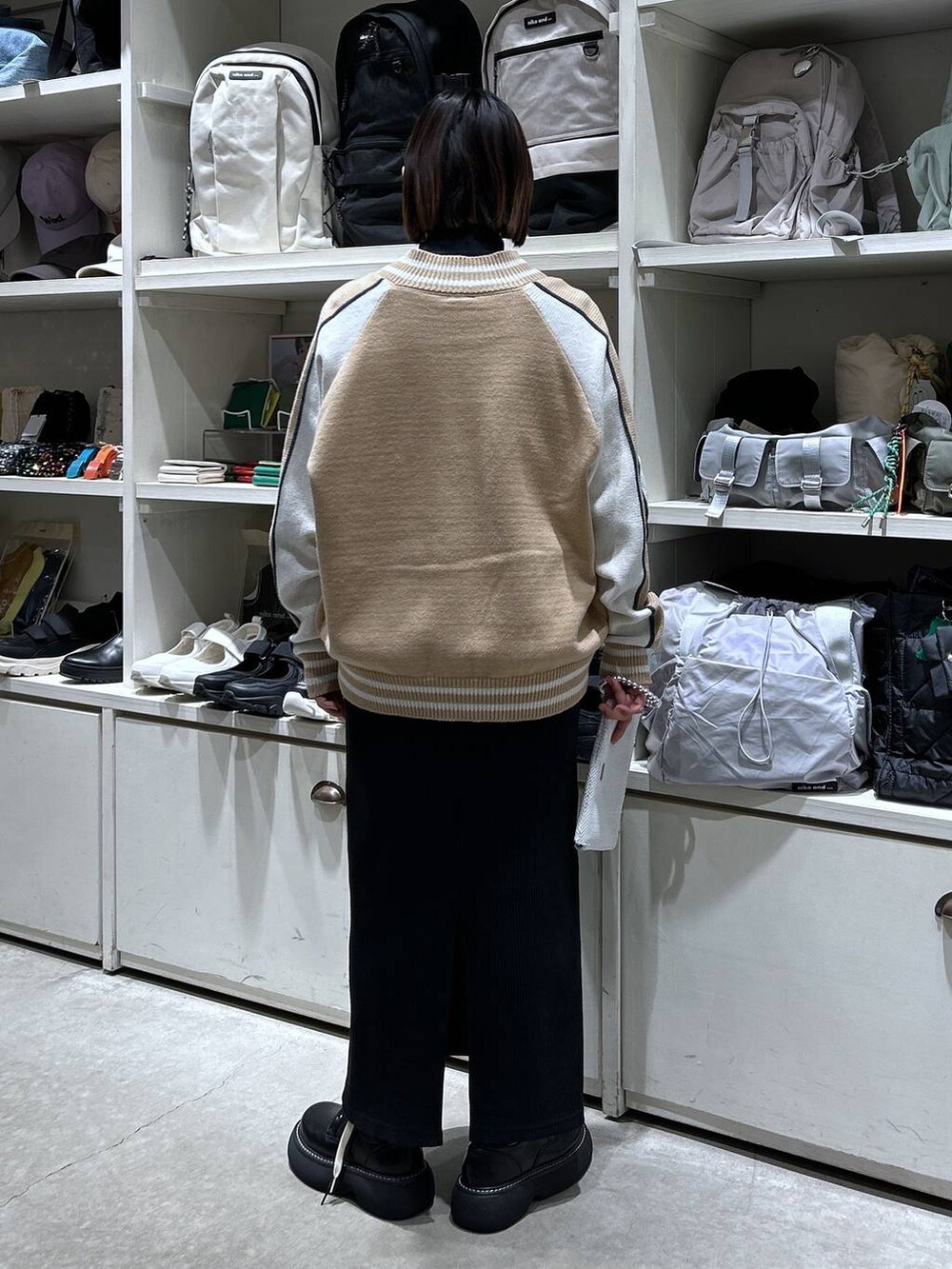 「低身長、カジュアル、体型カバー、休日コーデ、デート/ロマンティック、楽ちんコーデ、春コーデ、女子会、ゆったり、niko and ...、秋コーデ、骨格ウェーブ、カーディガン、ニット、ウエストゴム」｜「niko and...のアソートサイドリブスカート（スカート、ブラック系）」を使った、h0peeekoさん（レディース・151cm）の冬コーディネートの3枚目の写真