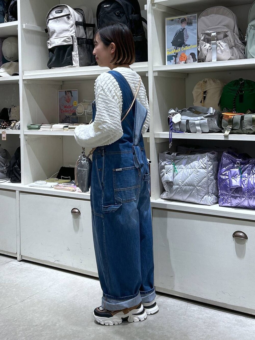 「低身長、カジュアル、体型カバー、休日コーデ、デート/ロマンティック、楽ちんコーデ、春コーデ、女子会、ゆったり、niko and ...、デニムパンツ、NKJコーデ_niko and ...、サロペット、スニーカー、カジュアルコーデ」|「niko and...のオリジナルビジュー巾着ショルダーバッグ(ショルダーバッグ、シルバー系)」を使った、h0peeekoさん(レディース・151cm)の春コーディネートの3枚目の写真