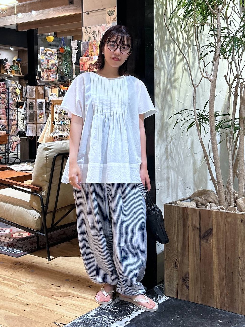 「低身長、カジュアル、体型カバー、休日コーデ、デート/ロマンティック、楽ちんコーデ、春コーデ、女子会、ゆったり、niko and ...、夏コーデ、リラックス、旅行、ブラウス、サンダル」|「niko and...のFINEリネンツイルパンツ(その他パンツ、ブルー系)」を使った、h0peeekoさん(レディース・151cm)の夏コーディネートの2枚目の写真
