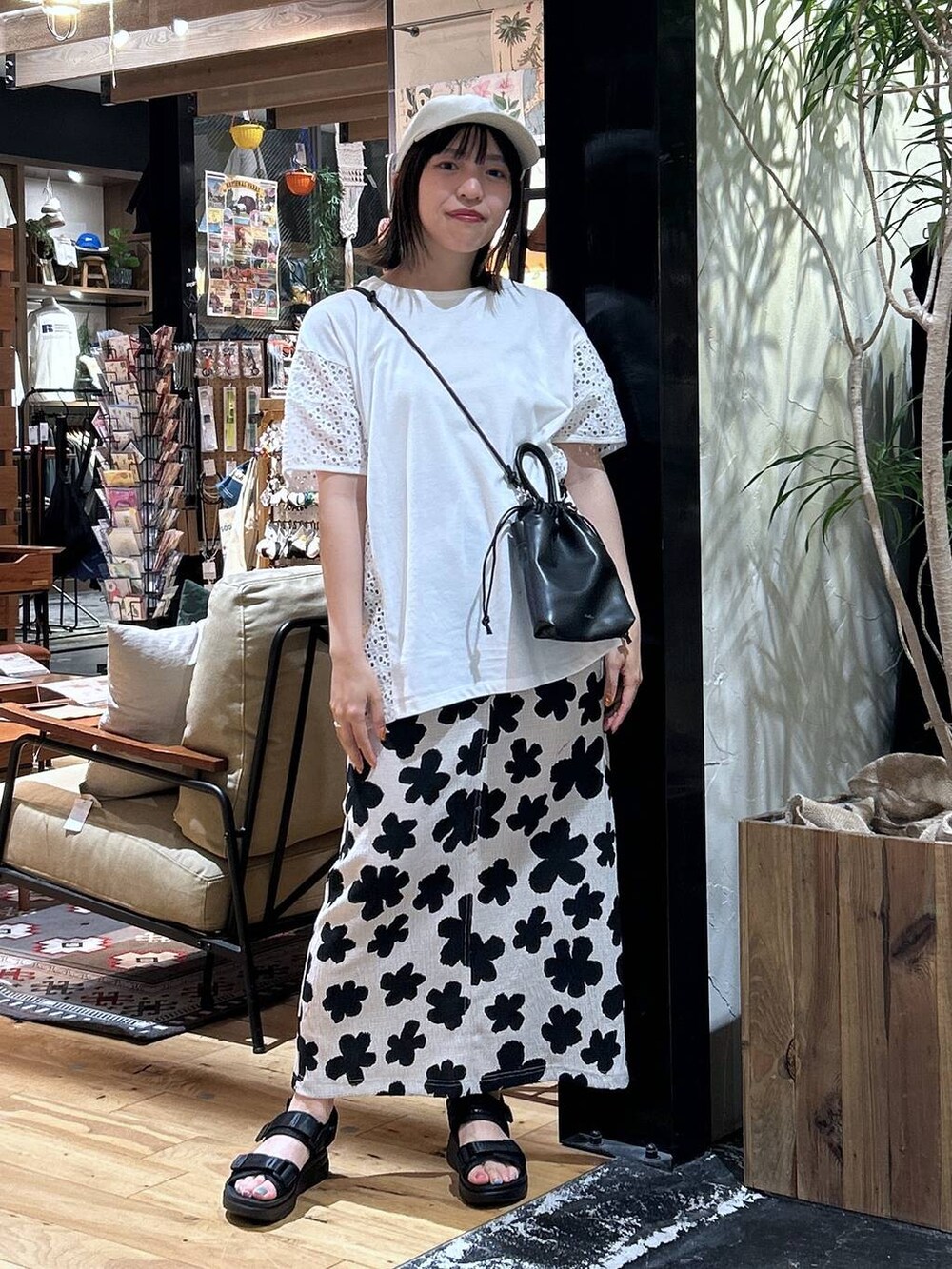 「低身長、カジュアル、体型カバー、休日コーデ、デート/ロマンティック、楽ちんコーデ、春コーデ、女子会、ゆったり、niko and ...、夏コーデ、骨格ウェーブ、Tシャツ、ウエストゴム、スカート」｜「niko and...のオリジナルテープベルトスポーツサンダル（サンダル、ブラック系）」を使った、h0peeekoさん（レディース・151cm）の春コーディネートの2枚目の写真