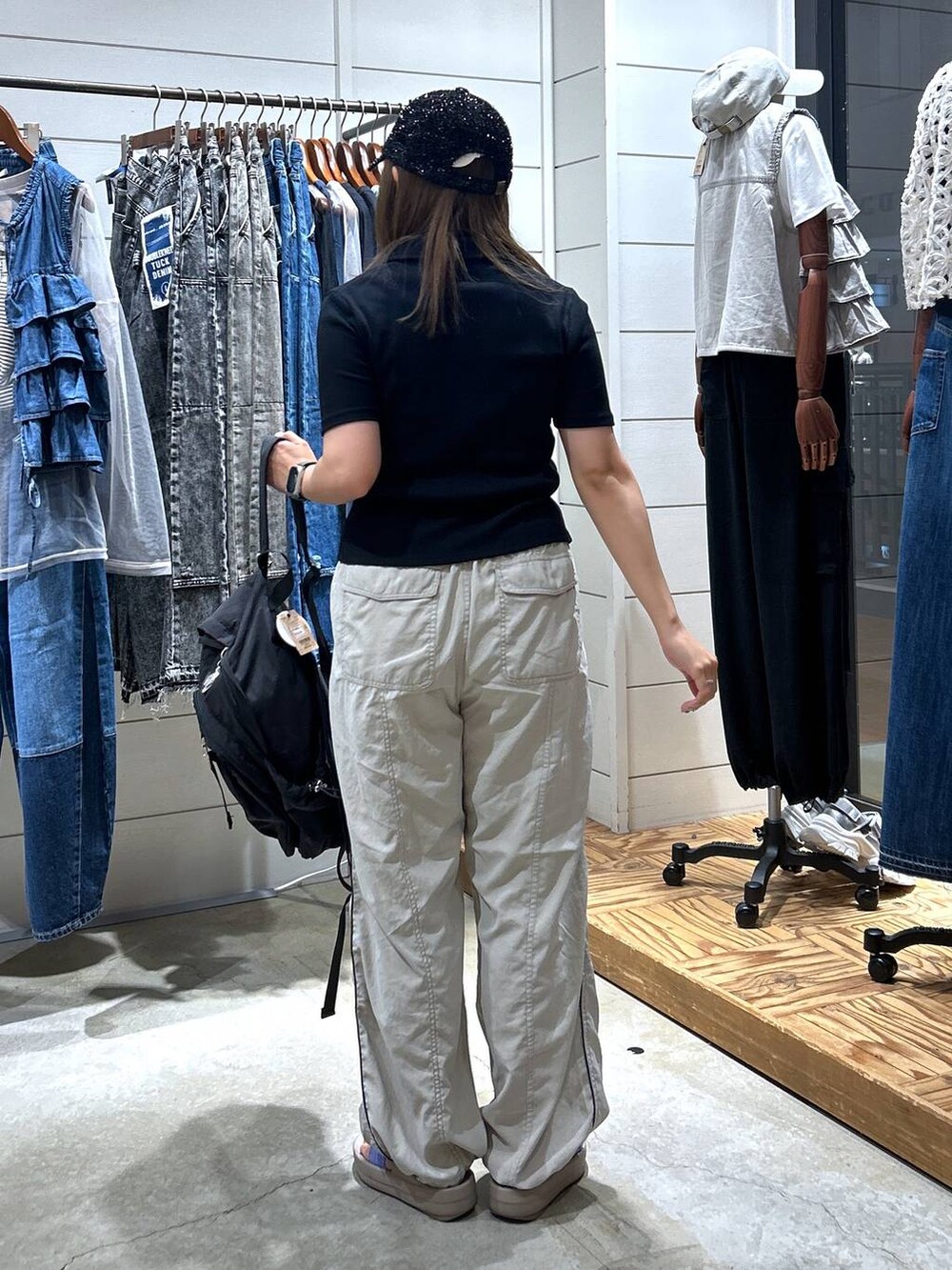 「低身長、カジュアル、体型カバー、休日コーデ、デート/ロマンティック、楽ちんコーデ、春コーデ、女子会、ゆったり、niko and ...、韓国ファッション、カーディガン、ウエストゴム、パンツ、キャップ」|「niko and...のシボシボサイドラインパンツ(その他パンツ、ベージュ系)」を使った、h0peeekoさん(レディース・152cm)の夏コーディネートの4枚目の写真