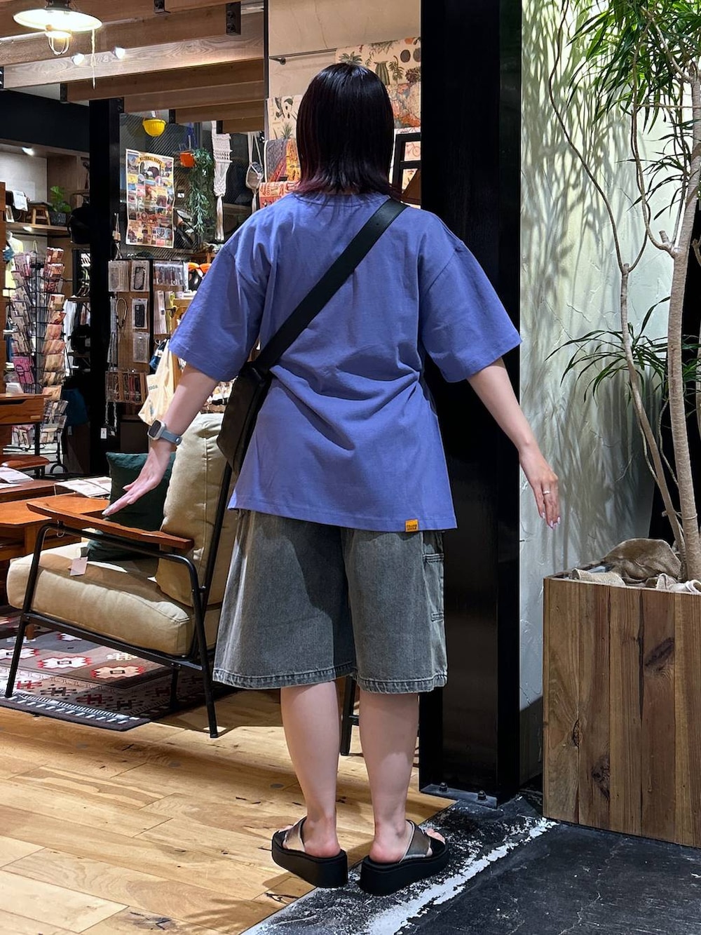 「低身長、カジュアル、体型カバー、休日コーデ、デート/ロマンティック、楽ちんコーデ、春コーデ、女子会、ゆったり、niko and ...、Tシャツ、ハーフパンツ、デニムパンツ、サンダル、ショルダーバッグ」|「niko and...のオリジナル厚底トングサンダル(サンダル、シルバー系)」を使った、h0peeekoさん(レディース・151cm)の夏コーディネートの4枚目の写真