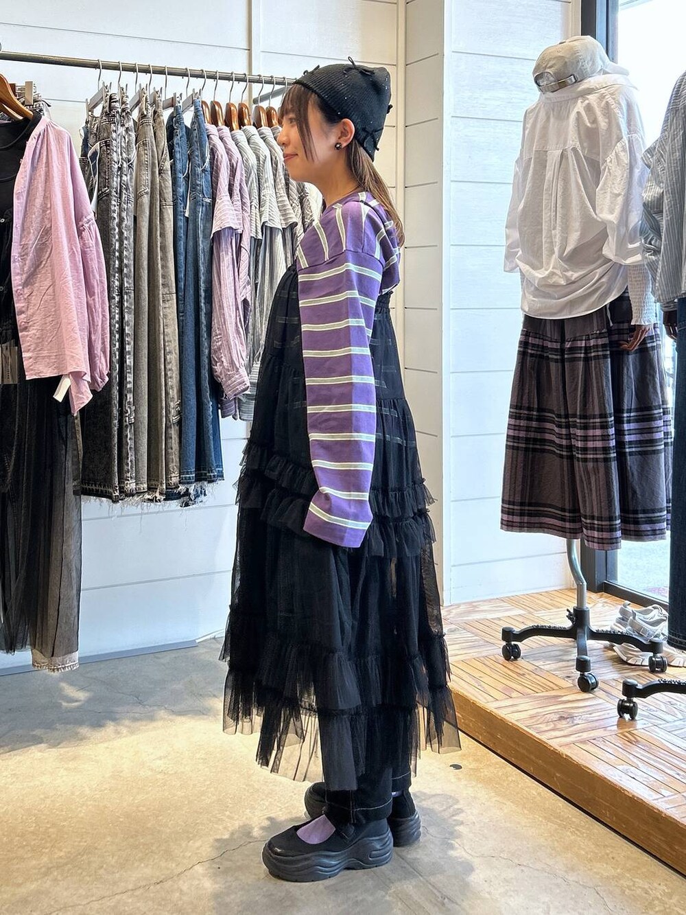 「低身長、カジュアル、体型カバー、休日コーデ、デート/ロマンティック、楽ちんコーデ、女子会、ゆったり、niko and ...、秋コーデ、Tシャツ、カラーマイスター_nikoand...、チュールスカート、ワンピース、ニット帽」｜「niko and...のCOLORマイスターロンTEE（Tシャツ/カットソー、パープル系）」を使った、h0peeekoさん（レディース・152cm）の秋コーディネートの2枚目の写真