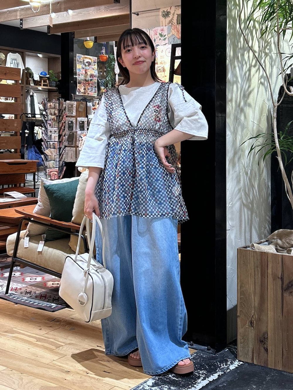 「低身長、カジュアル、体型カバー、休日コーデ、デート/ロマンティック、楽ちんコーデ、春コーデ、女子会、ゆったり、niko and ...、Tシャツ、ベスト、デニムパンツ、夏コーデ、骨格ウェーブ」|「niko and...のオリジナル厚底トングサンダル(サンダル、ブラック系)」を使った、h0peeekoさん(レディース・151cm)の夏コーディネートの2枚目の写真