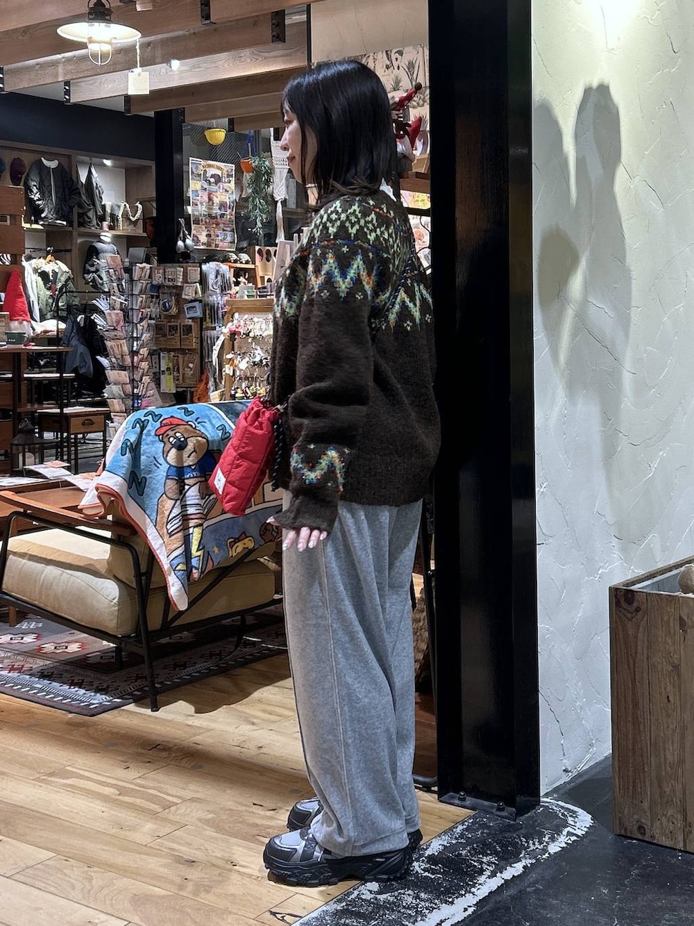 グレー系のその他パンツ、グレー系のブルゾン、グレー系のスニーカーを着用したレディースの秋コーディネートの5枚目の写真