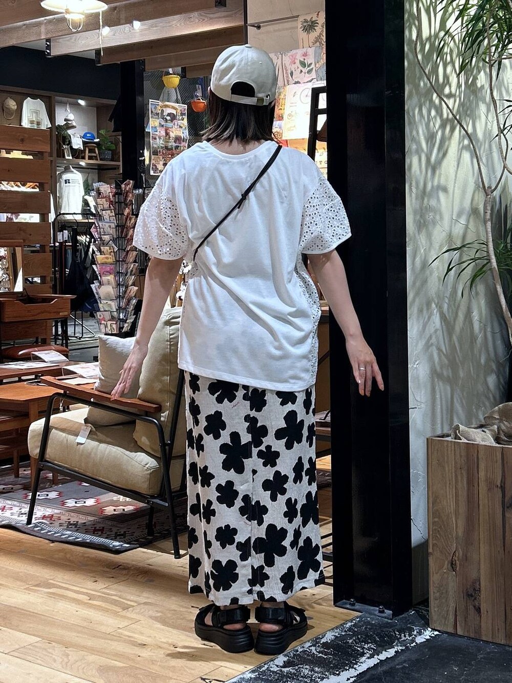 「低身長、カジュアル、体型カバー、休日コーデ、デート/ロマンティック、楽ちんコーデ、春コーデ、女子会、ゆったり、niko and ...、夏コーデ、骨格ウェーブ、Tシャツ、ウエストゴム、スカート」｜「niko and...のオリジナルテープベルトスポーツサンダル（サンダル、ブラック系）」を使った、h0peeekoさん（レディース・151cm）の春コーディネートの4枚目の写真