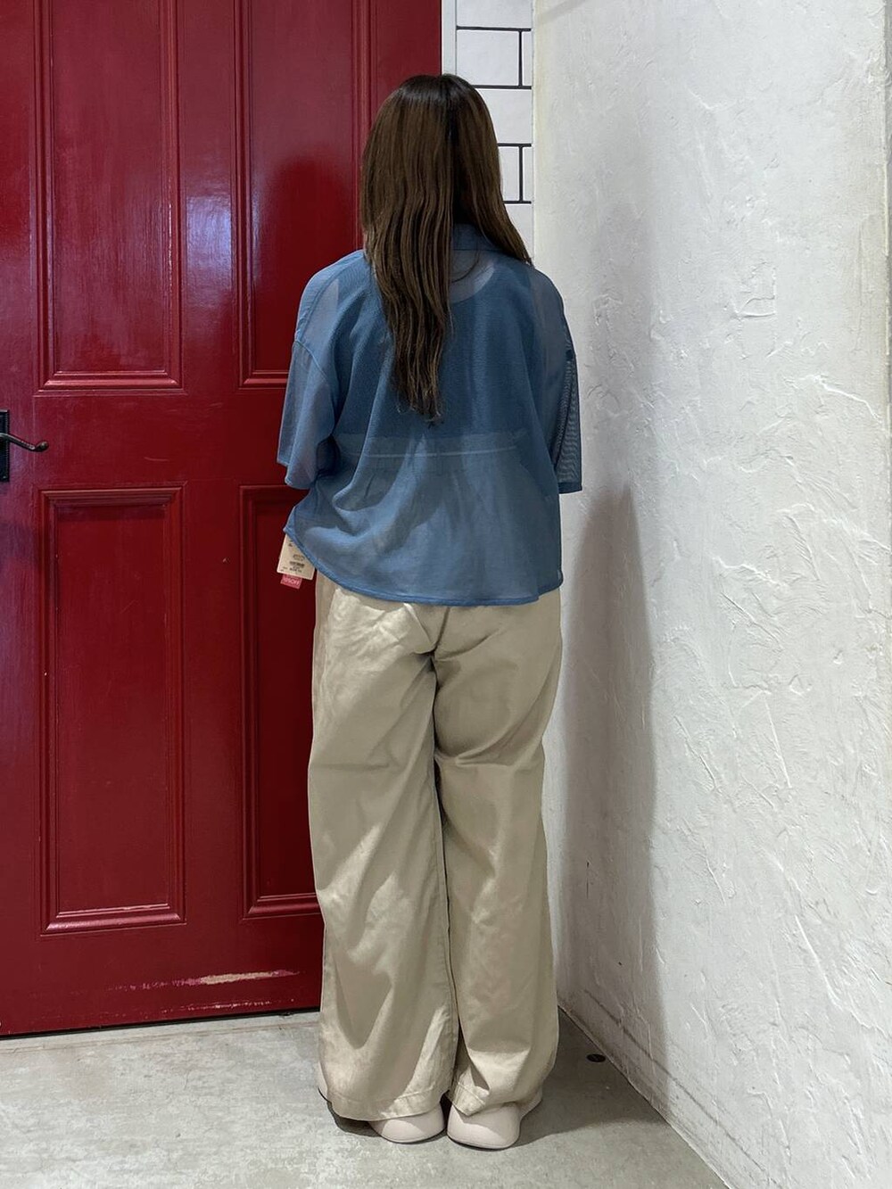 ベージュ系のサンダル、ブルー系のシャツ/ブラウス、グレー系のタンクトップを着用したレディースの夏コーディネートの3枚目の写真