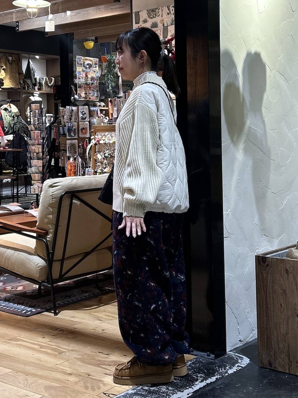 イエロー系のモカシン/デッキシューズ、ブルー系のその他パンツ、ホワイト系のTシャツ/カットソーを着用したレディースの秋コーディネートの2枚目の写真