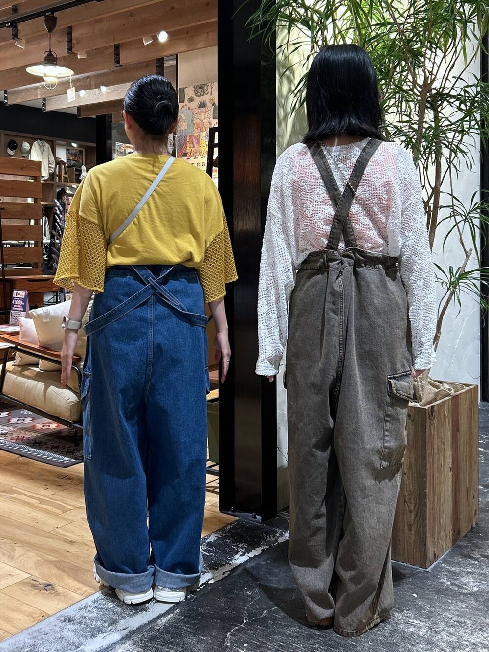 シルバー系のショルダーバッグ、オレンジ系のタンクトップ、シルバー系のスニーカーを着用したレディースの夏コーディネートの3枚目の写真