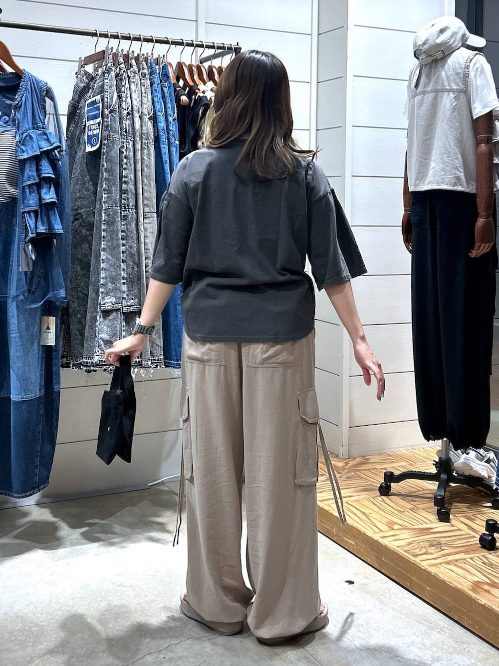 「低身長、カジュアル、体型カバー、休日コーデ、デート/ロマンティック、楽ちんコーデ、女子会、ゆったり、niko and ...、夏コーデ、秋コーデ、Tシャツ、パンツ、ラフ、シンプルコーデ」｜「niko and...のオリジナルPCレンズBIGウェリントン伊達メガネ（メガネ、ブラック系）」を使った、h0peeekoさん（レディース・152cm）の夏コーディネートの3枚目の写真