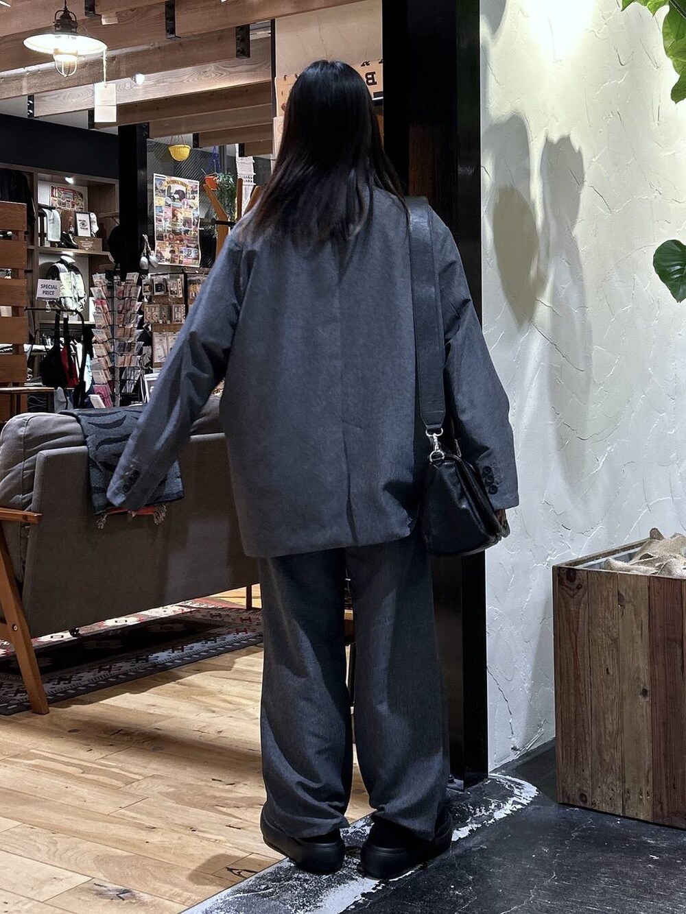 ホワイト系のシャツ/ブラウス、ブラック系のローファー、グレー系のテーラードジャケットを着用したレディースの冬コーディネートの6枚目の写真