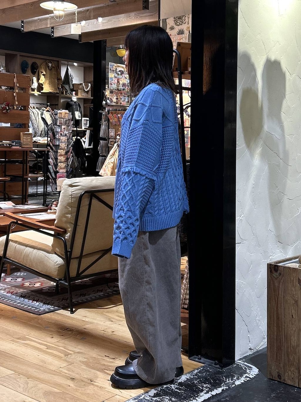 ブラック系のショルダーバッグ、ブラック系のドレスシューズ、ブラック系のTシャツ/カットソーを着用したレディースの冬コーディネートの5枚目の写真