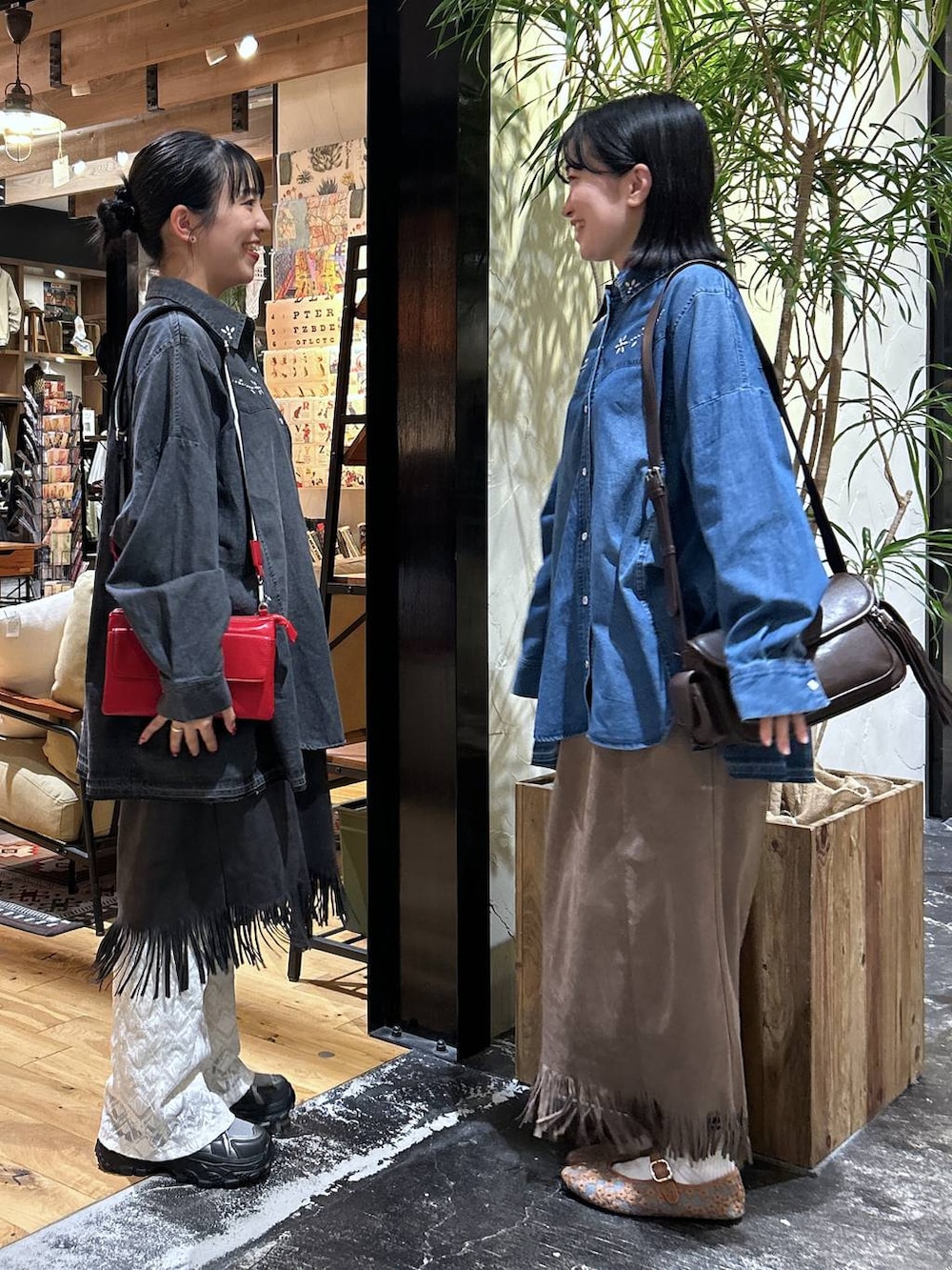 ブラウン系のパンプス、ブルー系のシャツ/ブラウス、グレー系のシャツ/ブラウスを着用したレディースの夏コーディネートの2枚目の写真