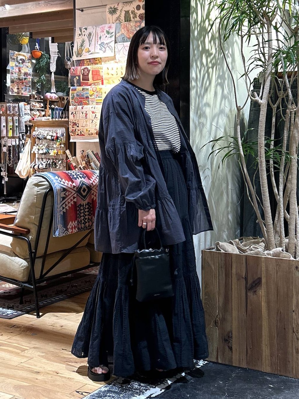 「低身長、カジュアル、体型カバー、休日コーデ、デート/ロマンティック、楽ちんコーデ、春コーデ、女子会、ゆったり、niko and ...、夏コーデ、Tシャツ、カラーマイスター_nikoand...、ブラウス、ハンドバッグ」｜「niko and...のオリジナル厚底トングサンダル（サンダル、シルバー系）」を使った、h0peeekoさん（レディース・151cm）の春コーディネートの2枚目の写真