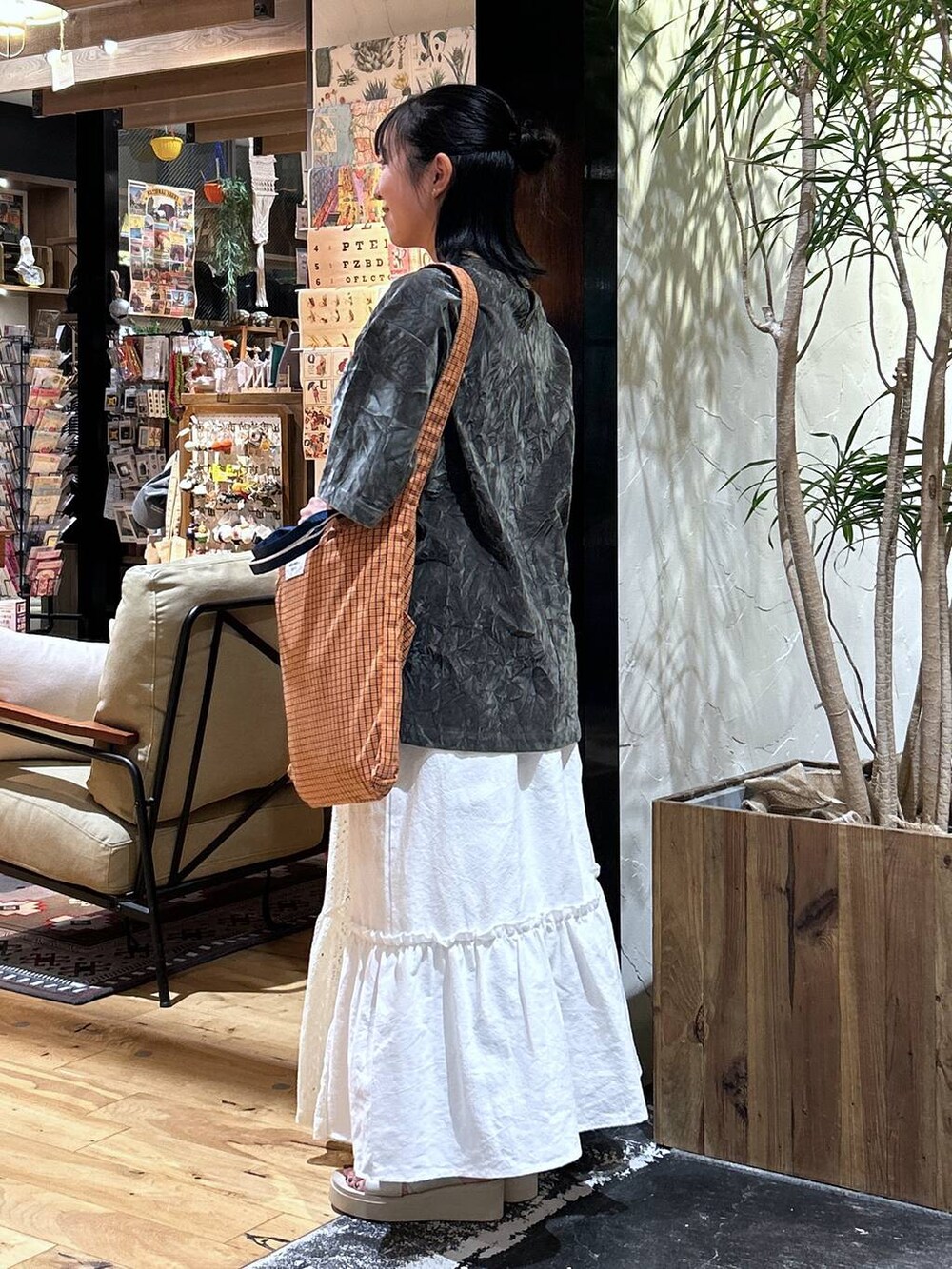 ベージュ系のサンダル、グレー系のシャツ/ブラウス、ベージュ系のスカートを着用したレディースの夏コーディネートの2枚目の写真