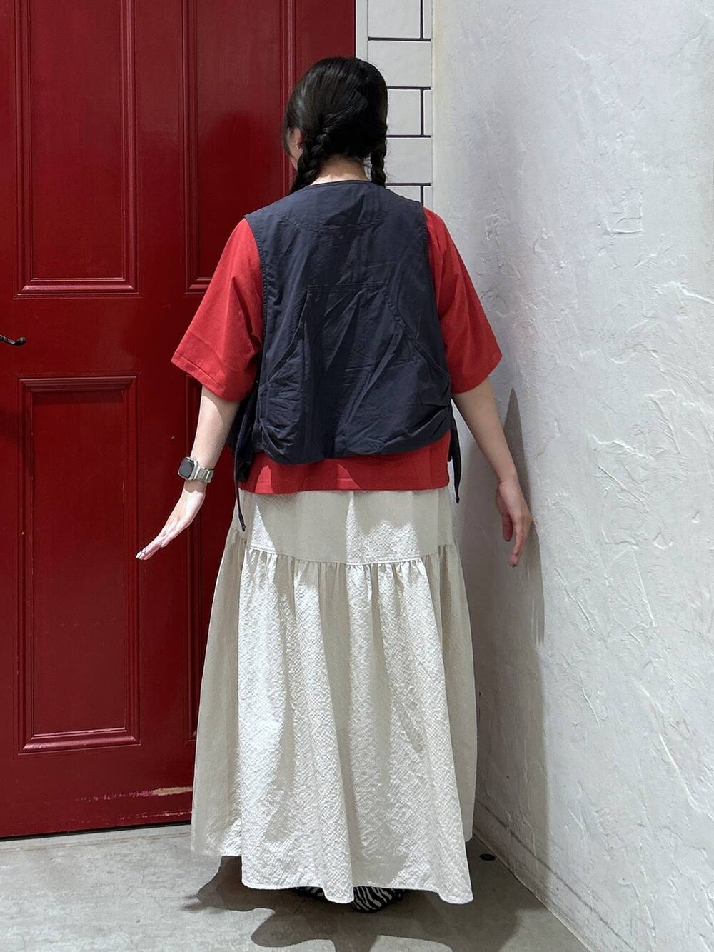 ベージュ系のスカート、レッド系のTシャツ/カットソー、その他のバレエシューズを着用したレディースの夏コーディネートの3枚目の写真