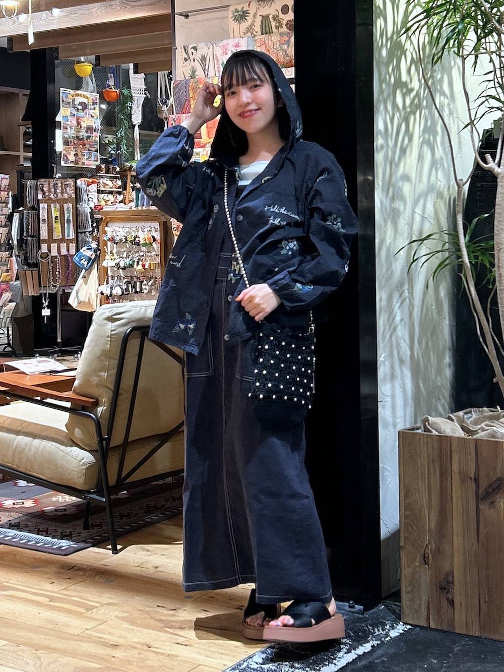 「低身長、カジュアル、体型カバー、休日コーデ、デート/ロマンティック、楽ちんコーデ、春コーデ、女子会、ゆったり、niko and ...、夏コーデ、骨格ウェーブ、リラックス、旅行、テーマパーク」|「niko and...のオリジナル厚底トングサンダル(サンダル、ブラック系)」を使った、h0peeekoさん(レディース・151cm)の春コーディネートの2枚目の写真