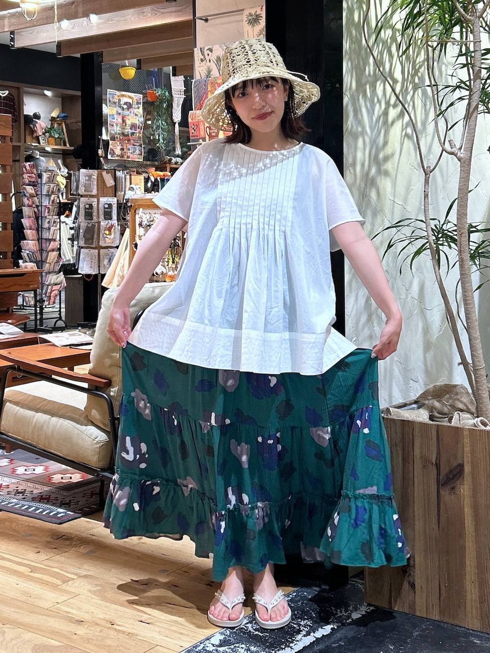 「低身長、カジュアル、体型カバー、休日コーデ、デート/ロマンティック、楽ちんコーデ、春コーデ、女子会、ゆったり、niko and ...、夏コーデ、骨格ウェーブ、リラックス、ブラウス、ウエストゴム」｜「niko and...のスーピマ2WAYタンクトップ（タンクトップ、ブラック系）」を使った、h0peeekoさん（レディース・151cm）の夏コーディネートの2枚目の写真