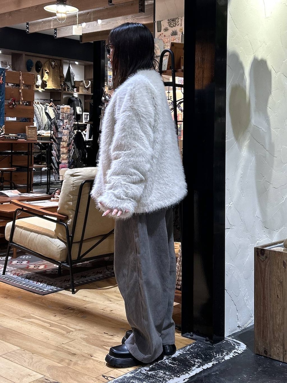 ブラック系のショルダーバッグ、ブラック系のドレスシューズ、ブラック系のTシャツ/カットソーを着用したレディースの冬コーディネートの2枚目の写真