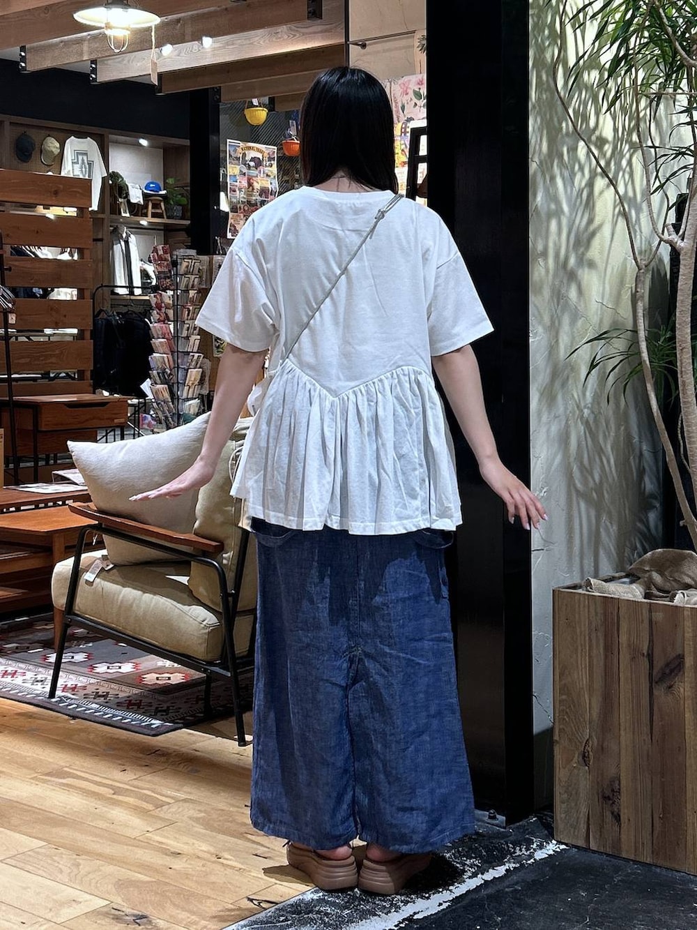 「デート/ロマンティック、楽ちんコーデ、春コーデ、女子会、ゆったり、niko and ...、夏コーデ、リラックス、骨格ウェーブ、低身長、カジュアル、体型カバー、休日コーデ、Tシャツ、スカート」｜「niko and...のFINEリネンツイルスカート（スカート、ブルー系）」を使った、h0peeekoさん（レディース・151cm）の夏コーディネートの3枚目の写真