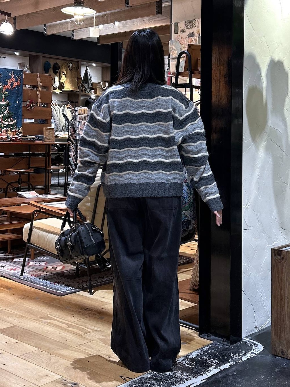 ブラック系のスリッポン、グレー系のその他パンツ、ブラック系のブルゾンを着用したレディースの冬コーディネートの6枚目の写真