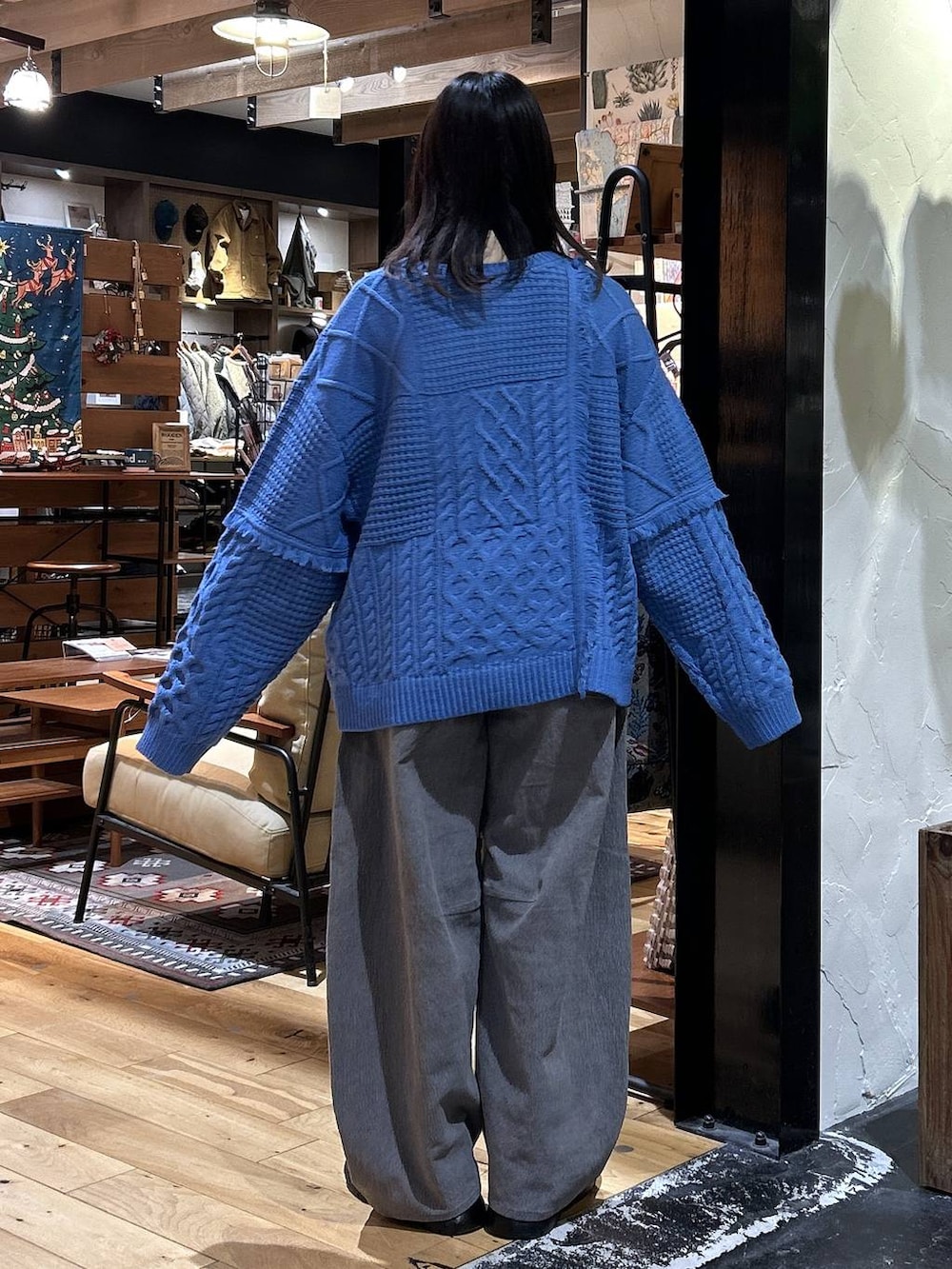 ブラック系のショルダーバッグ、ブラック系のドレスシューズ、ブラック系のTシャツ/カットソーを着用したレディースの冬コーディネートの6枚目の写真