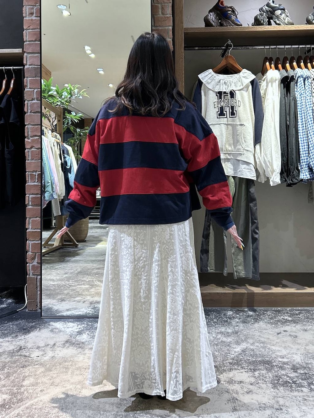 ブルー系のシャツ/ブラウス、ブラック系のパンプス、レッド系のTシャツ/カットソーを着用したレディースの春コーディネートの4枚目の写真