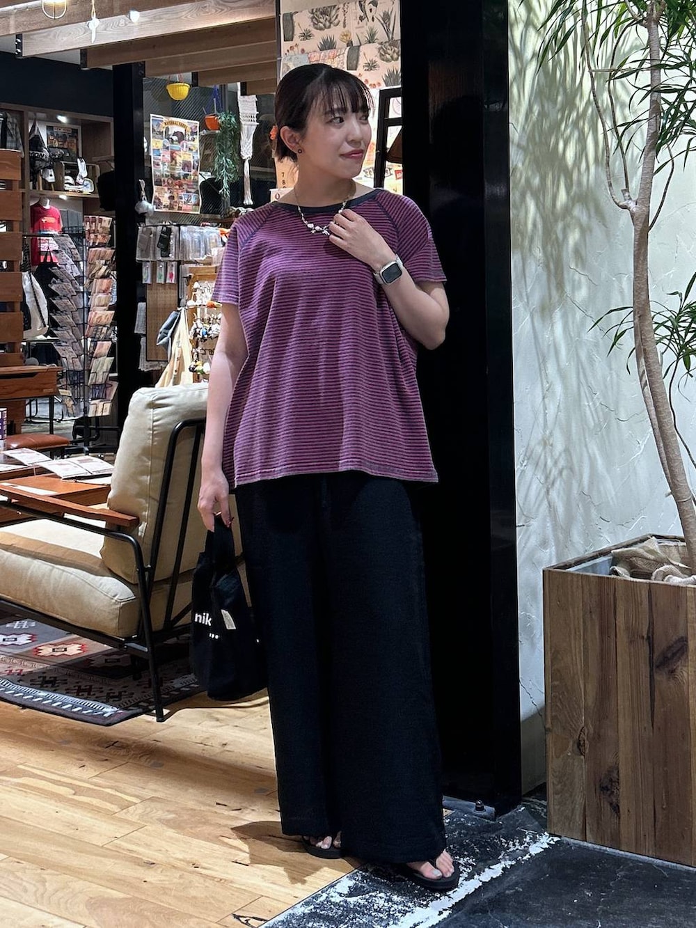 「低身長、カジュアル、体型カバー、休日コーデ、デート/ロマンティック、楽ちんコーデ、春コーデ、女子会、ゆったり、niko and ...、夏コーデ、骨格ウェーブ、Tシャツ、ウエストゴム、パンツ」|「niko and...のオリジナルニコロゴショルダーバッグM(トートバッグ、ブラック系)」を使った、h0peeekoさん(レディース・151cm)の夏コーディネートの2枚目の写真