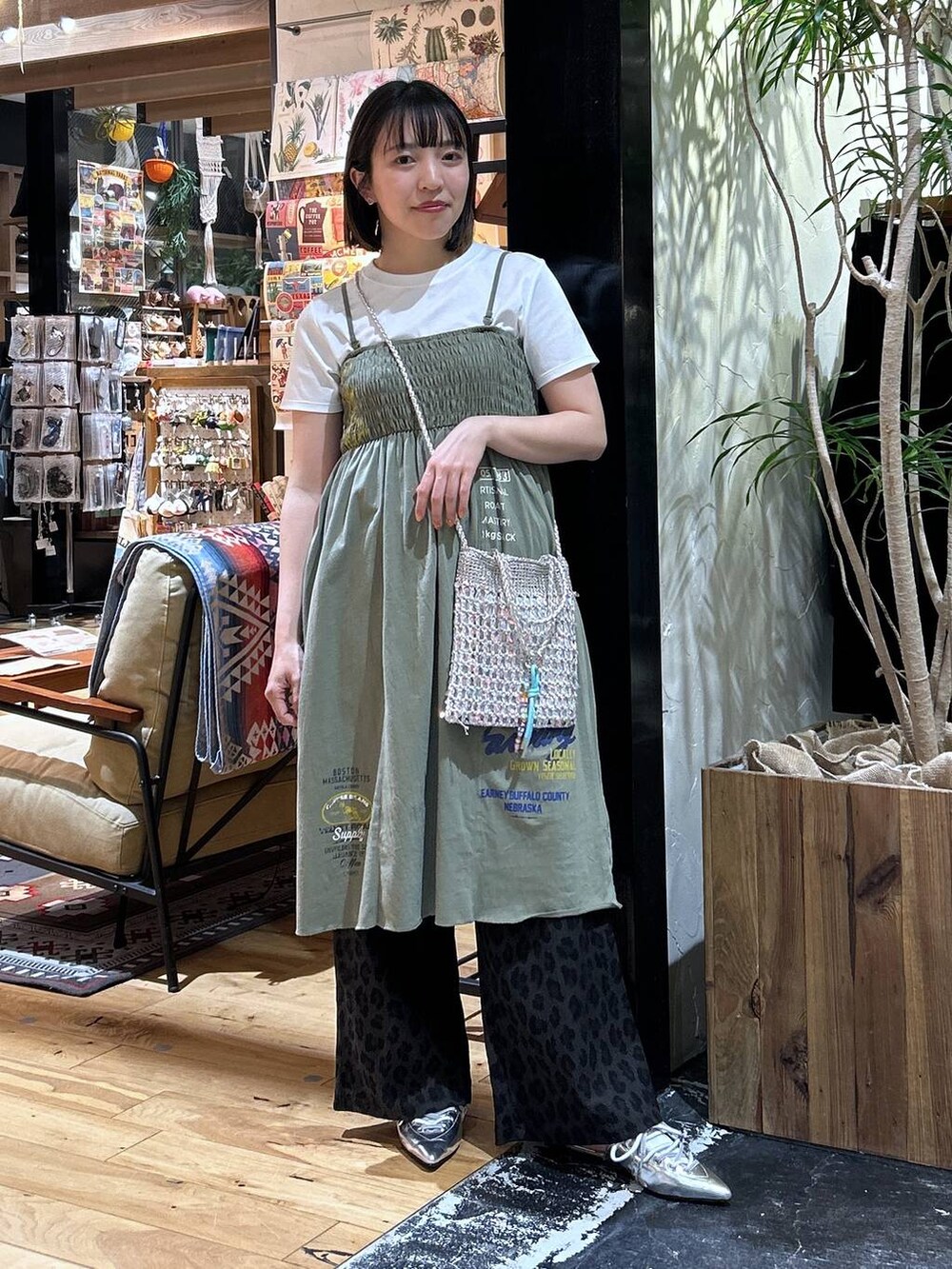 「女子会、ゆったり、niko and ...、Tシャツ、カラーマイスター_nikoand...、ワンピース、ウエストゴム、ショルダーバッグ、夏コーデ、骨格ウェーブ、大人カジュアル、デートコーデ、ワイドパンツ、低身長、カジュアル」|「niko and...のCOLORマイスターフィットTシャツ(Tシャツ/カットソー、ホワイト系)」を使った、h0peeekoさん(レディース・151cm)の春コーディネートの2枚目の写真