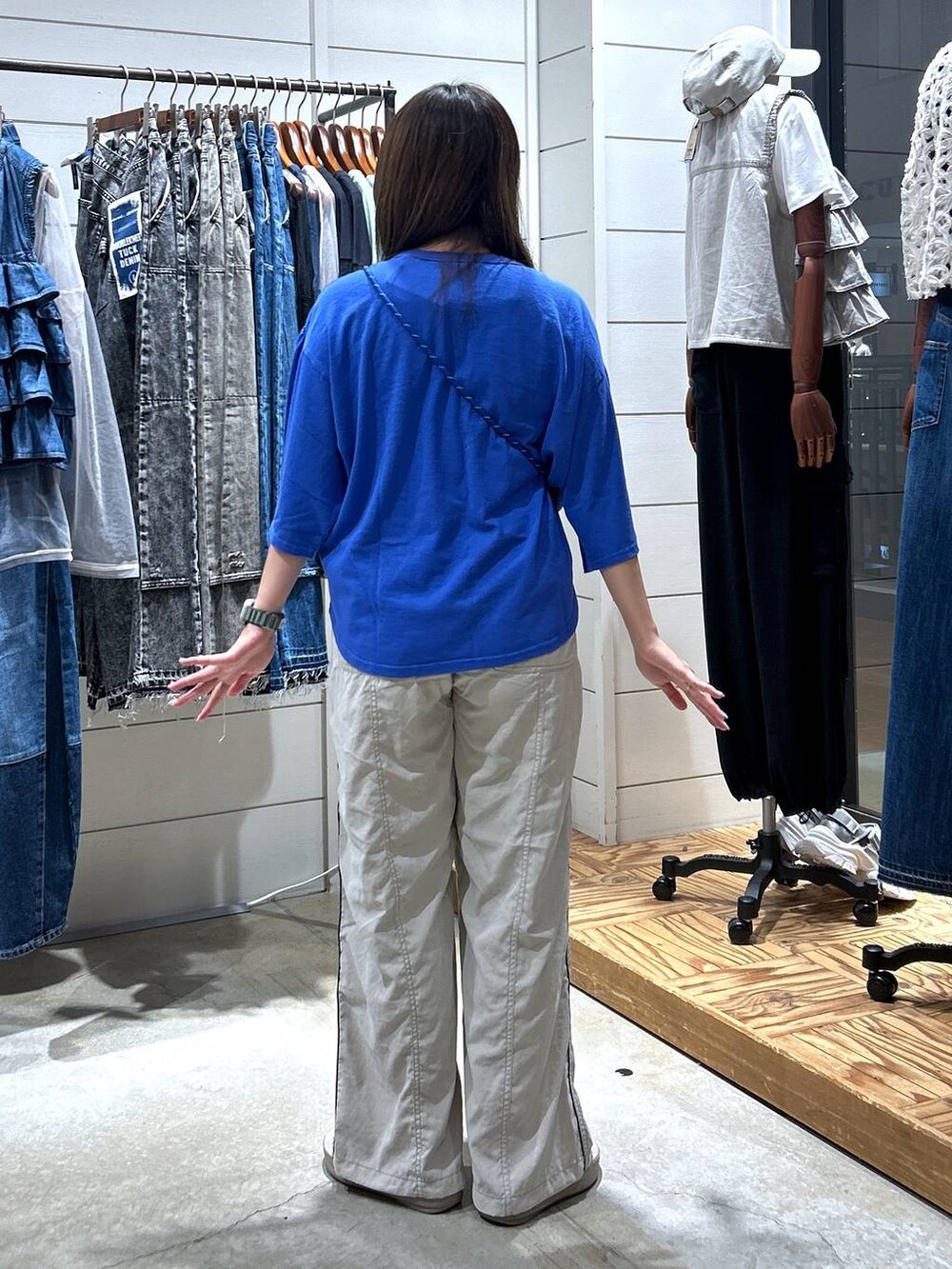 「低身長、カジュアル、体型カバー、休日コーデ、デート/ロマンティック、楽ちんコーデ、女子会、ゆったり、niko and ...、夏コーデ、ショルダーバッグ、Tシャツ、パンツ、ベーシック/シンプル、ラフ」｜「niko and...のオリジナル細コードショルダー巾着バッグN（ショルダーバッグ、その他）」を使った、h0peeekoさん（レディース・152cm）の夏コーディネートの4枚目の写真