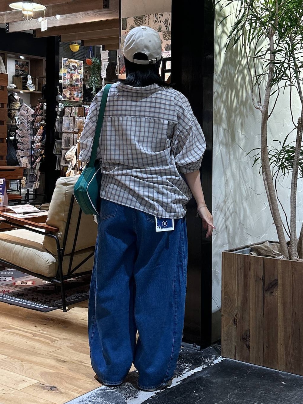 ベージュ系のサンダル、グレー系のタンクトップ、グリーン系のショルダーバッグを着用したレディースの夏コーディネートの4枚目の写真