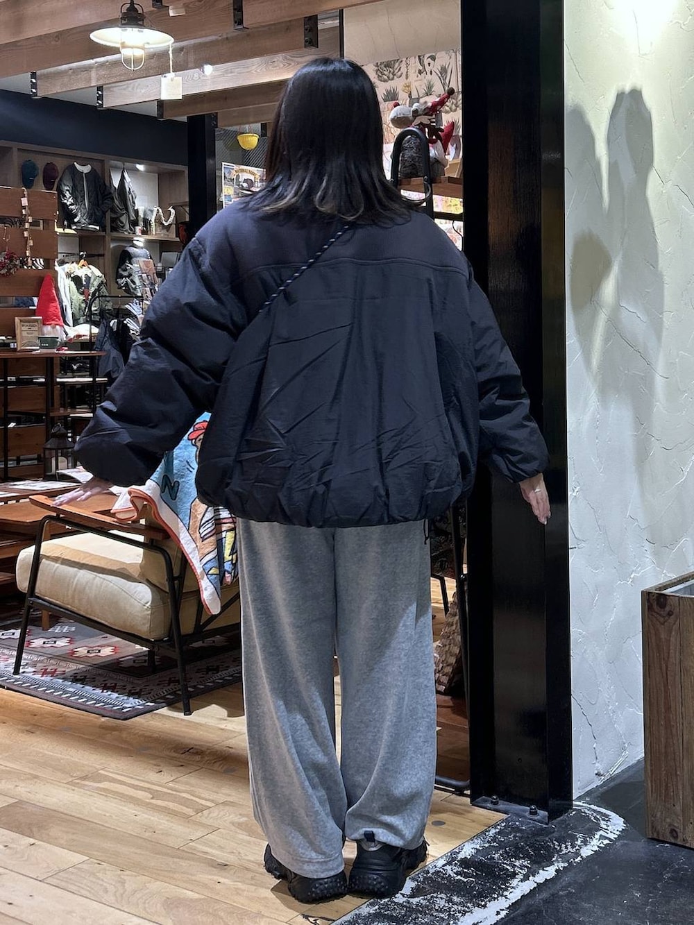 グレー系のその他パンツ、グレー系のブルゾン、グレー系のスニーカーを着用したレディースの秋コーディネートの3枚目の写真