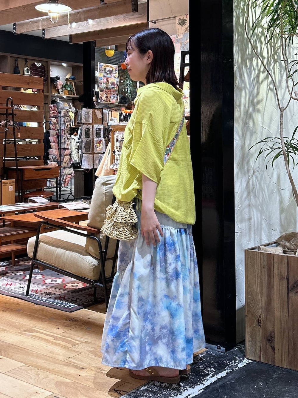 「テーマパーク、個性派、低身長、カジュアル、体型カバー、休日コーデ、デート/ロマンティック、楽ちんコーデ、春コーデ、女子会、ゆったり、niko and ...、夏コーデ、骨格ウェーブ、シャツ」|「niko and...のスーピマ2WAYタンクトップ(タンクトップ、グレー系)」を使った、h0peeekoさん(レディース・151cm)の夏コーディネートの2枚目の写真