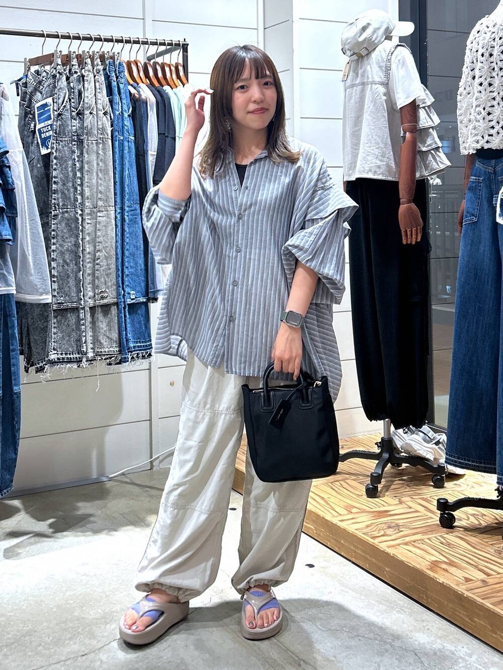 「低身長、カジュアル、体型カバー、休日コーデ、デート/ロマンティック、楽ちんコーデ、女子会、ゆったり、niko and ...、夏コーデ、秋コーデ、シャツ、パンツ、ハンドバッグ、きれいめ」｜「niko and...のプレミアムローンワイドシャツ（シャツ/ブラウス、グレー系）」を使った、h0peeekoさん（レディース・152cm）の夏コーディネートの2枚目の写真
