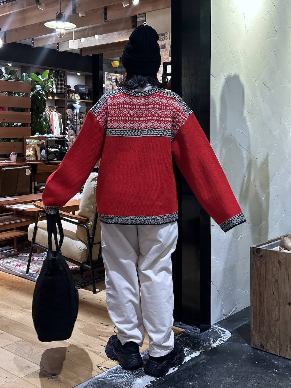 グレー系のTシャツ/カットソー、ベージュ系のその他パンツ、ブラック系のスニーカーを着用したレディースの秋コーディネートの3枚目の写真