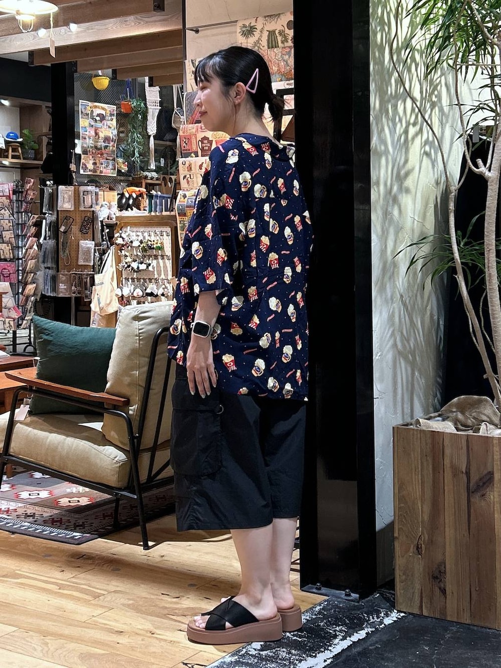 「春コーデ、サンダル、メンズライク、低身長、カジュアル、体型カバー、休日コーデ、デート/ロマンティック、楽ちんコーデ、女子会、ゆったり、niko and ...、WIGGLE WIGGLE、夏コーデ、テーマパーク」｜「niko and...のオリジナル厚底トングサンダル（サンダル、ブラック系）」を使った、h0peeekoさん（レディース・151cm）の夏コーディネートの2枚目の写真