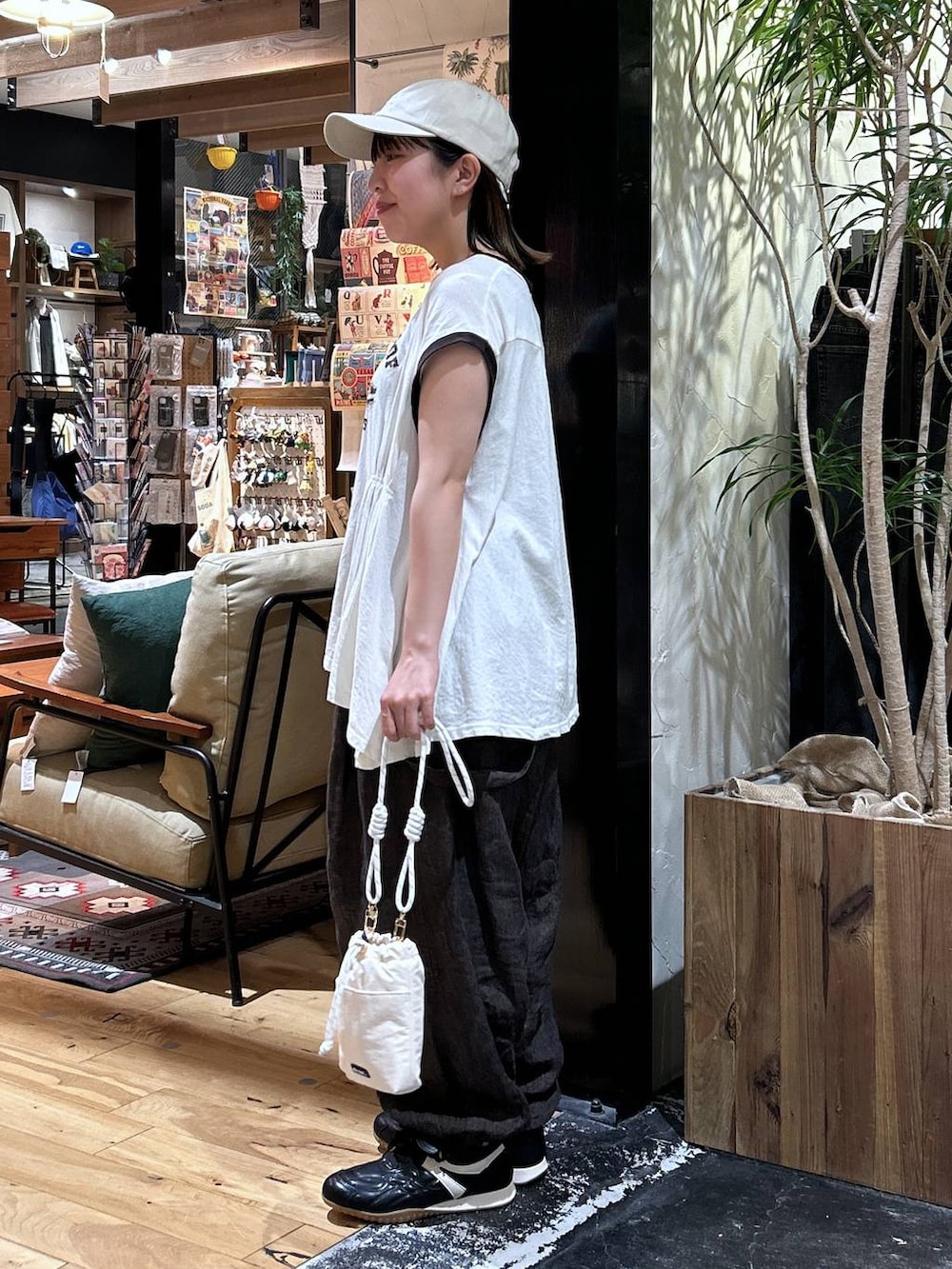 「低身長、カジュアル、体型カバー、休日コーデ、デート/ロマンティック、楽ちんコーデ、春コーデ、女子会、ゆったり、niko and ...、夏コーデ、骨格ウェーブ、リラックス、Tシャツ、キャップ」｜「niko and...のオリジナル細コードショルダー巾着バッグN（ショルダーバッグ、ホワイト系）」を使った、h0peeekoさん（レディース・151cm）の夏コーディネートの2枚目の写真