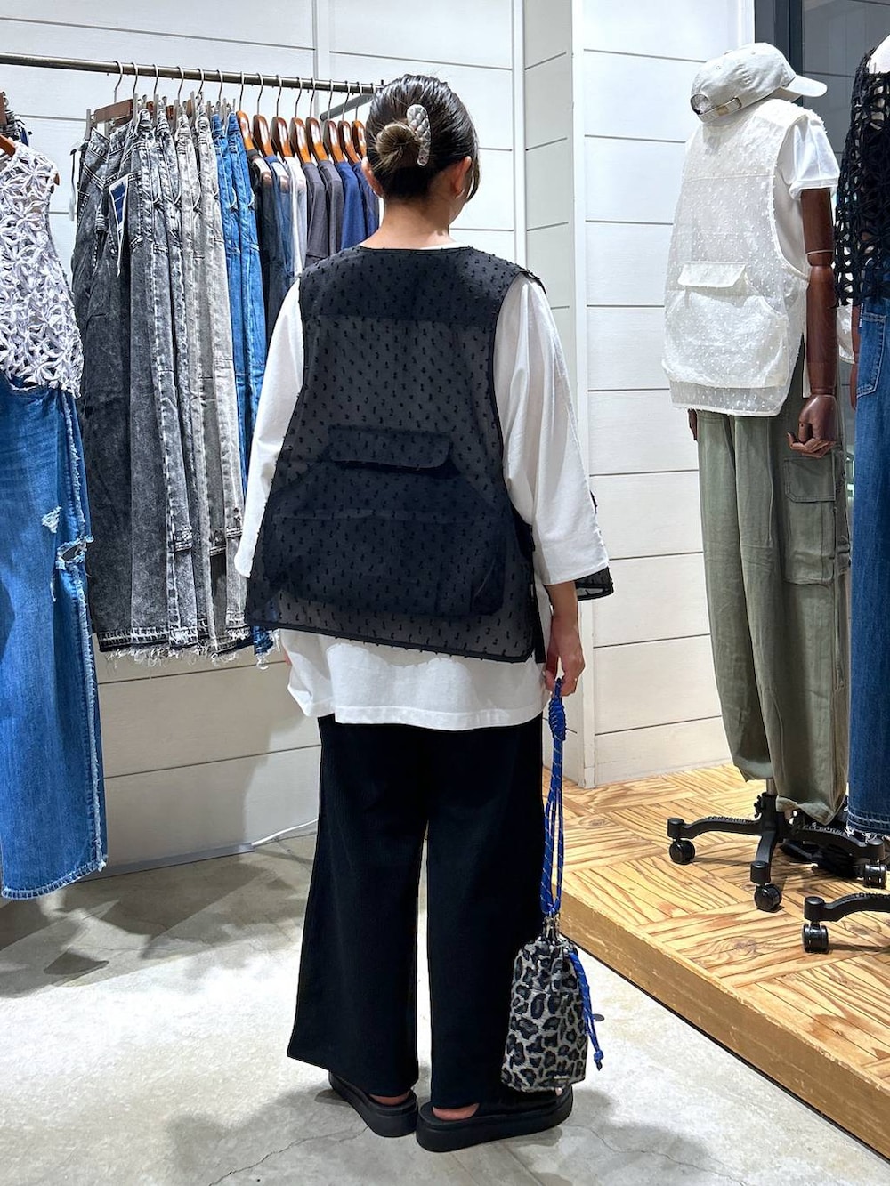 「低身長、カジュアル、体型カバー、休日コーデ、デート/ロマンティック、楽ちんコーデ、女子会、ゆったり、niko and ...、Tシャツ、ベスト、ウエストゴム、パンツ、サンダル、ショルダーバッグ」｜「niko and...のスーベニアワイドTシャツ（Tシャツ/カットソー、ホワイト系）」を使った、h0peeekoさん（レディース・152cm）の夏コーディネートの4枚目の写真