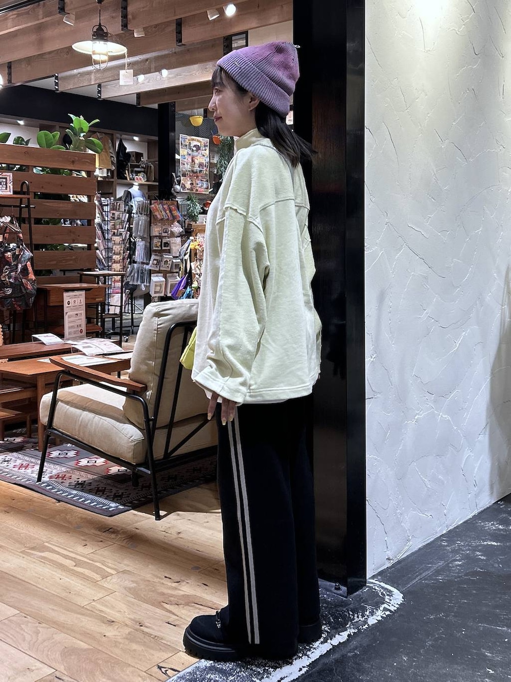 ホワイト系のTシャツ/カットソー、ブラック系のその他パンツ、イエロー系のスウェットを着用したレディースの秋コーディネートの3枚目の写真